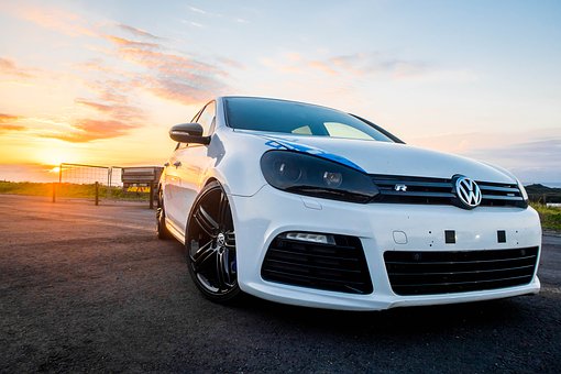 Pád prodeje aut pokračuje. Golf se však vrátil na výsluní